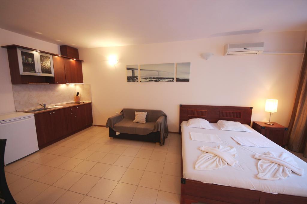 Menada Apartments In Pantai Sunny Luaran gambar