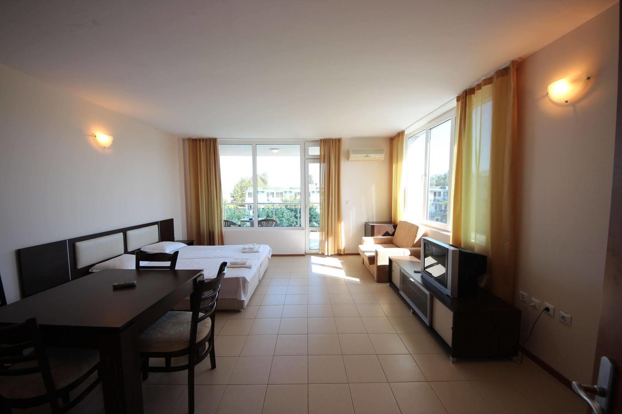 Menada Apartments In Pantai Sunny Luaran gambar